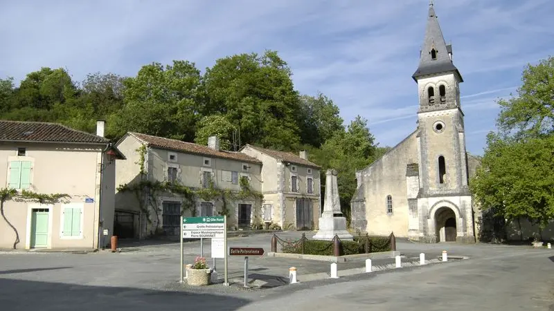 Teyjat avec son Eglise