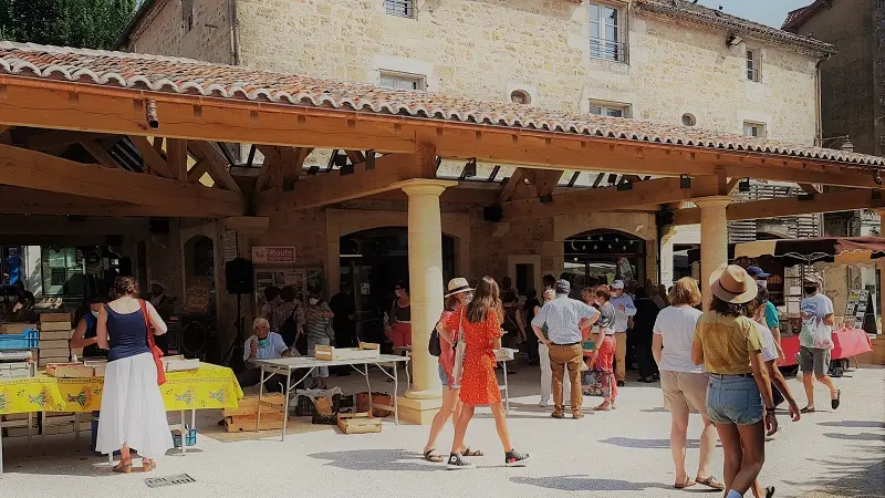 Thiviers marché ©Office de tourisme Perigord-Limousin