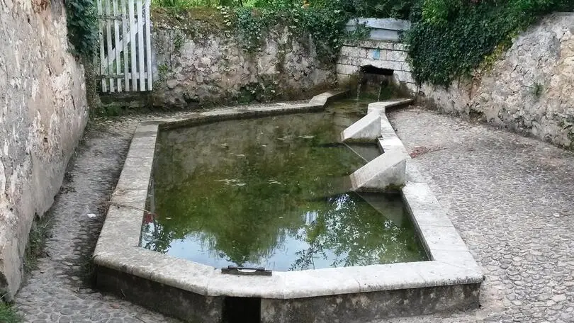 Villamblard-fontaine du buguet