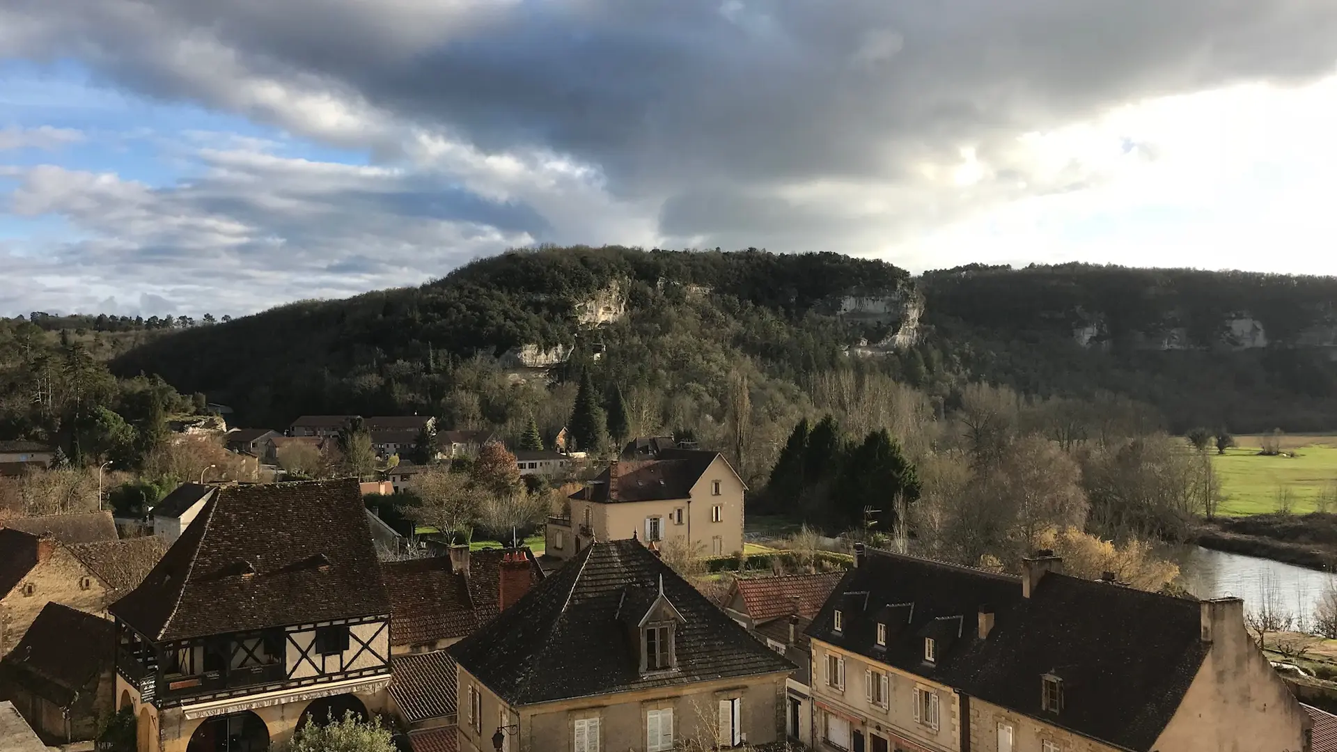 Vue-Eyzies-de-la-terrasse-di-Musee--A