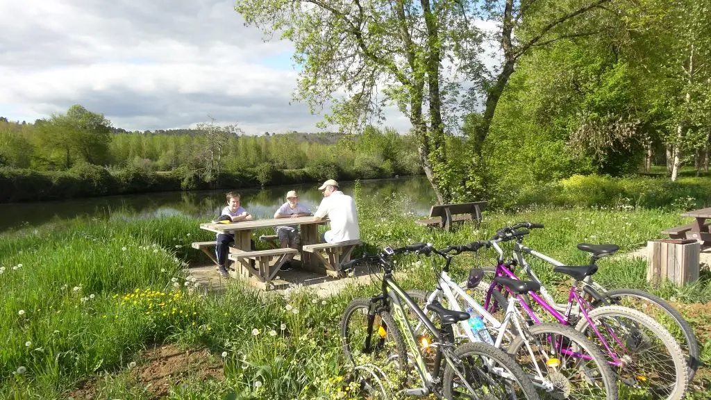 aire pique-nique et halte de repos vélo route voie verte sourzac