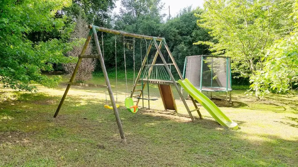 balançoire et trampoline