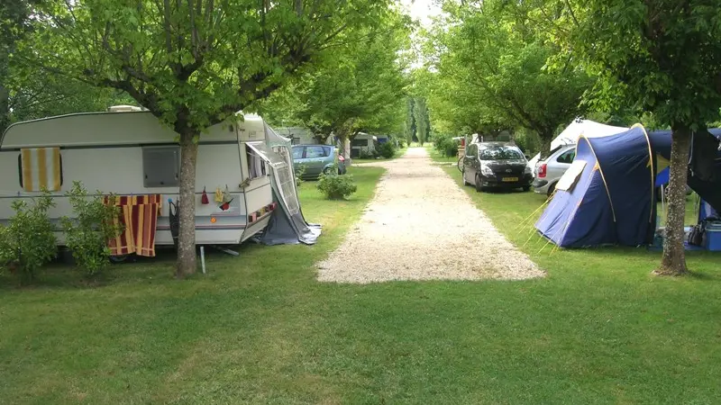 camping Neuvic, allée ombragée