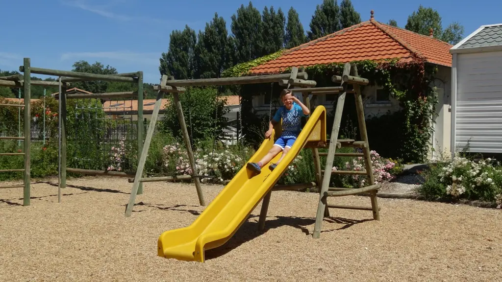 aire de jeux enfants camping le plein air neuvicois neuvic