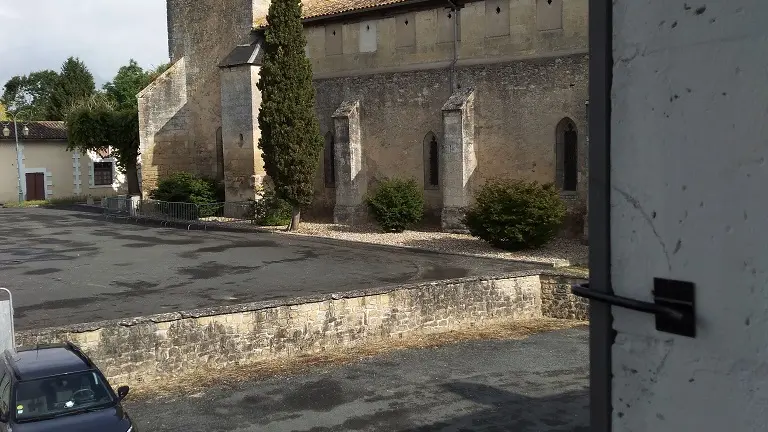 L'église de Ménestérol en face des chambres