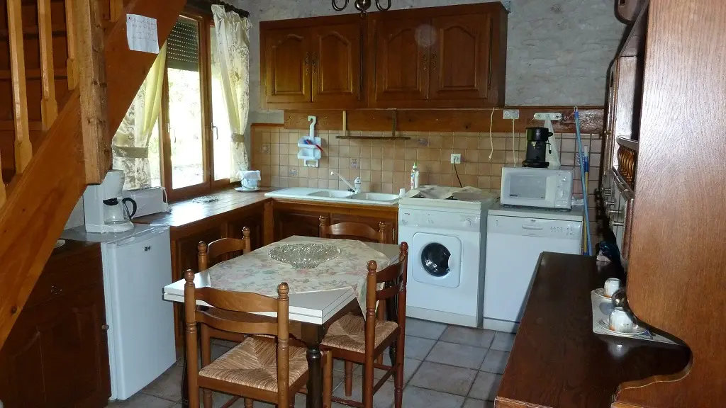ch-hotes-buisson-st-geraud-de-corps-coin cuisine1