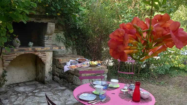 chambre-dhotes-jardin-de-myrtille-petit-déjeuner-jardin