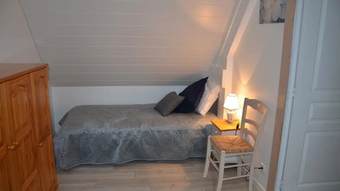 chambre-etage-lit-simple-cote-ouest-SITE-1