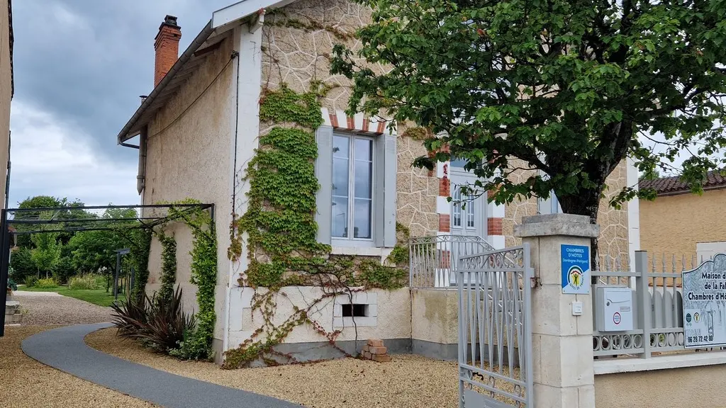 maison d'hôtes la fabrique_st astier_vue extérieure_portail entrée