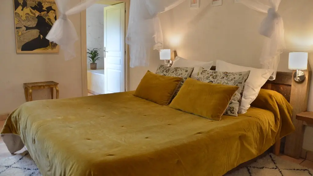 double-bedroom-downstairs-gite-le-verger-la_closerie_de_la_beyne-naussannes-dordogne