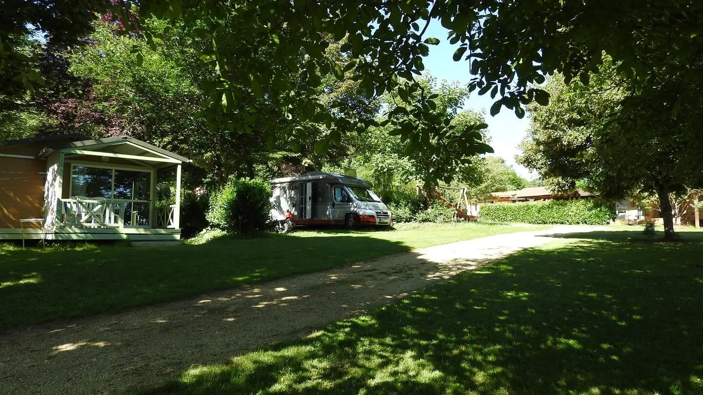 emplacements ombragés Camping La Roussie