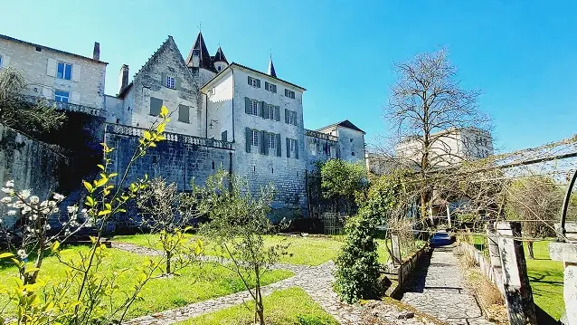 extérieur château des sénéchaux