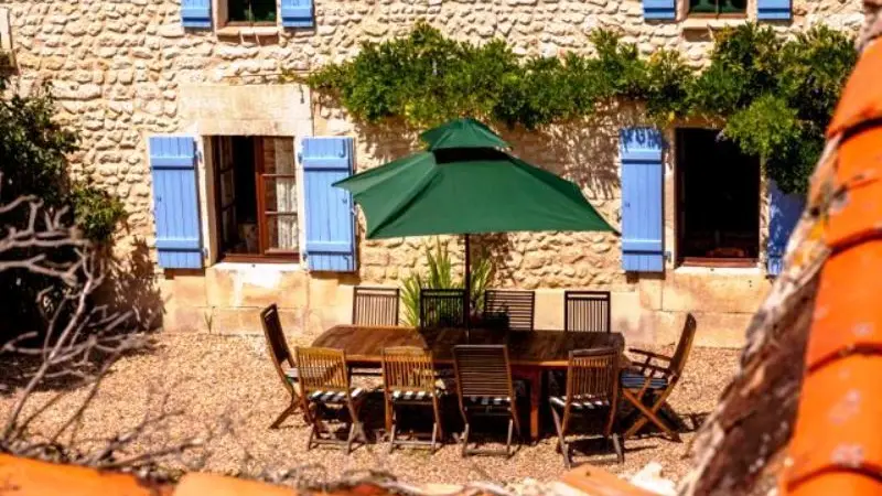 extérieur avec salon de jardin