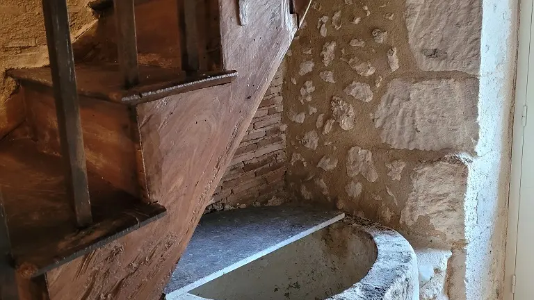 sous l'escalier, l'ancienne pierre à huile pour faire décanter l'huile de noix