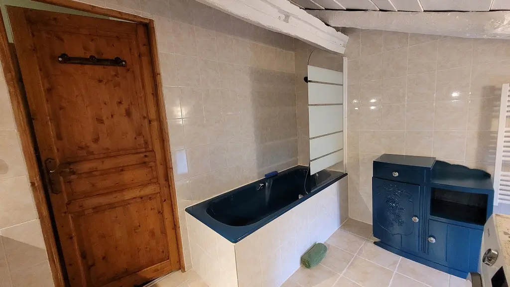 la salle de bain avec baignoire et double vasque à l'étage