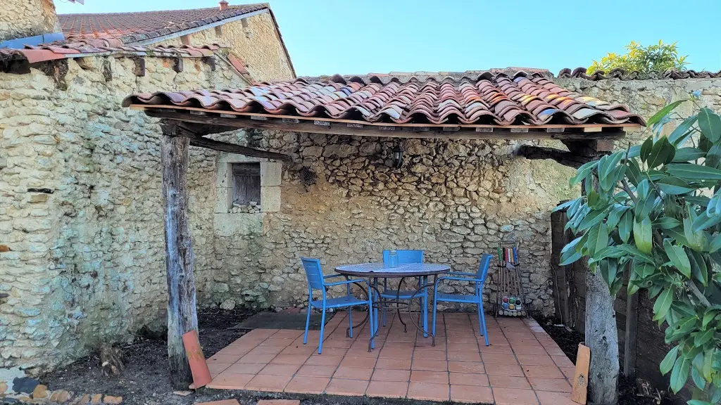 terrasse couverte privative pour le p'tit déj ou les repas - gite Jerflo