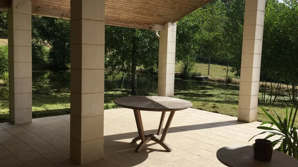 la terrasse couverte avec vue sur l'étang