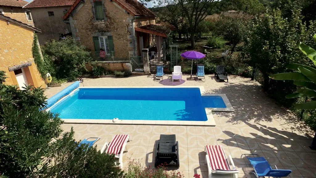 le cadre enchanteur autour de la piscine