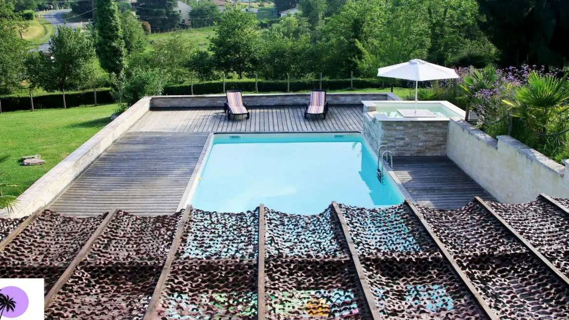 vue sur la piscine et le parc