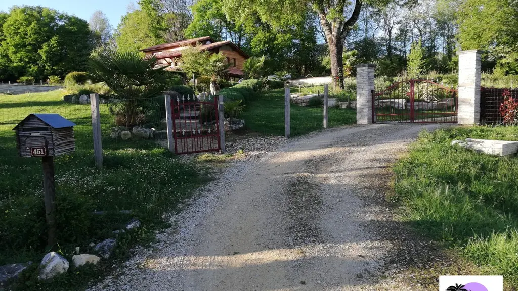 le chemin d'accès au gîte