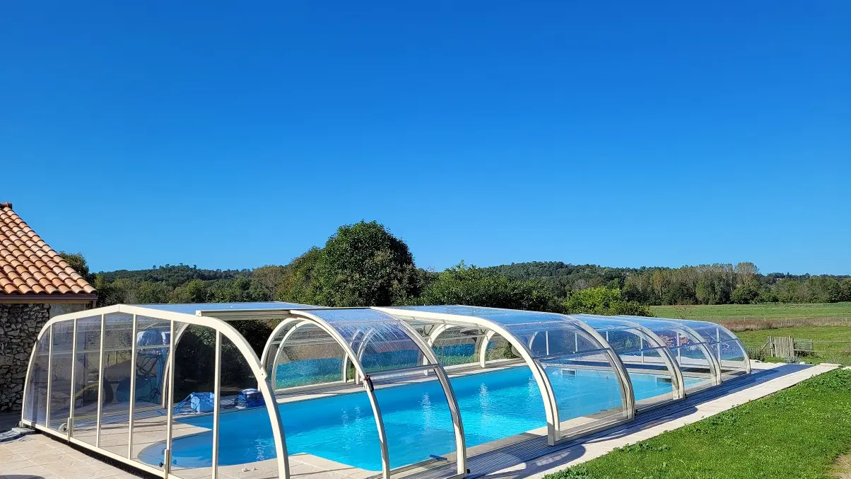 la piscine commune aux 3 gîtes