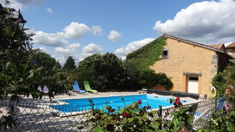 la piscine dans un cadre fleuri