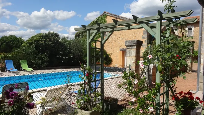 la piscine dans un cadre fleuri