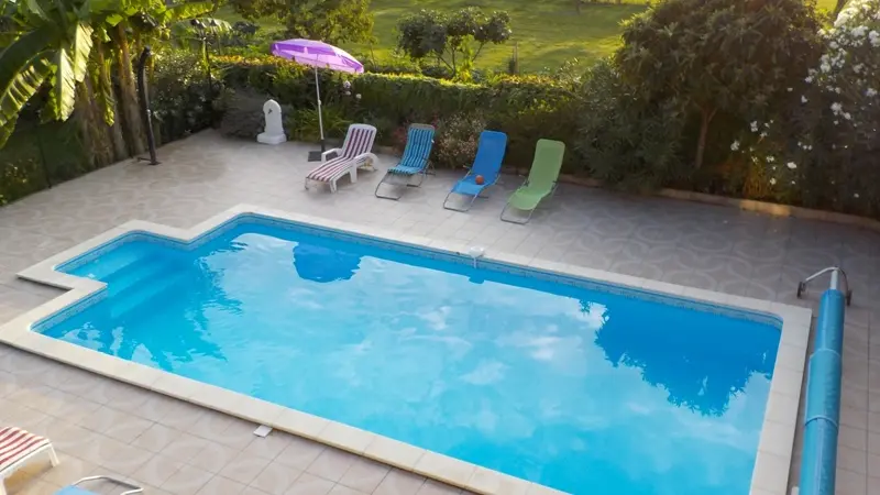 la piscine et ses transats pour un pause détente