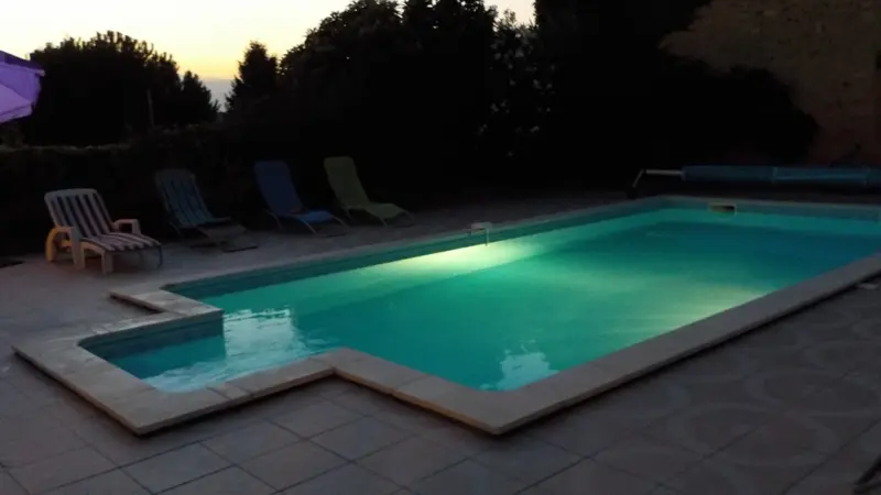 la piscine à la tombée de la nuit