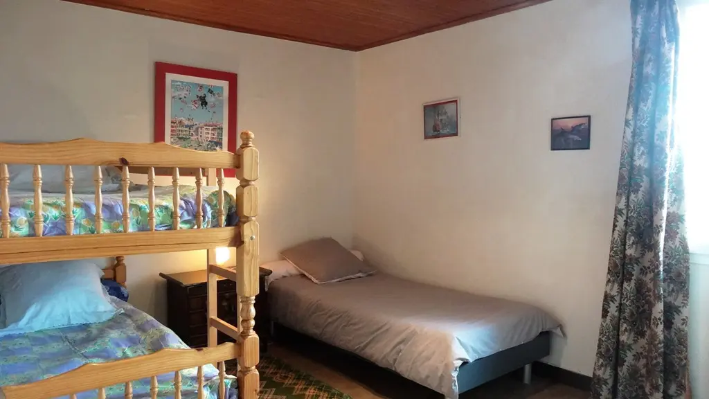 la chambre 4 avec 3 lits 90