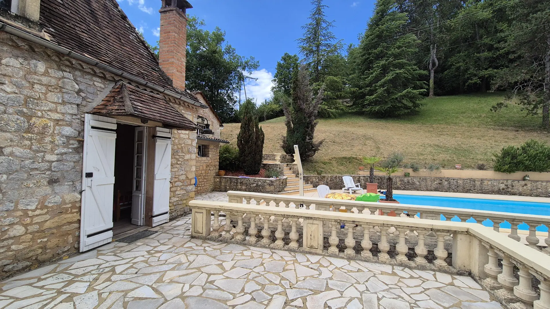 Conty avec piscine pruvée à côté de Sarlat_22
