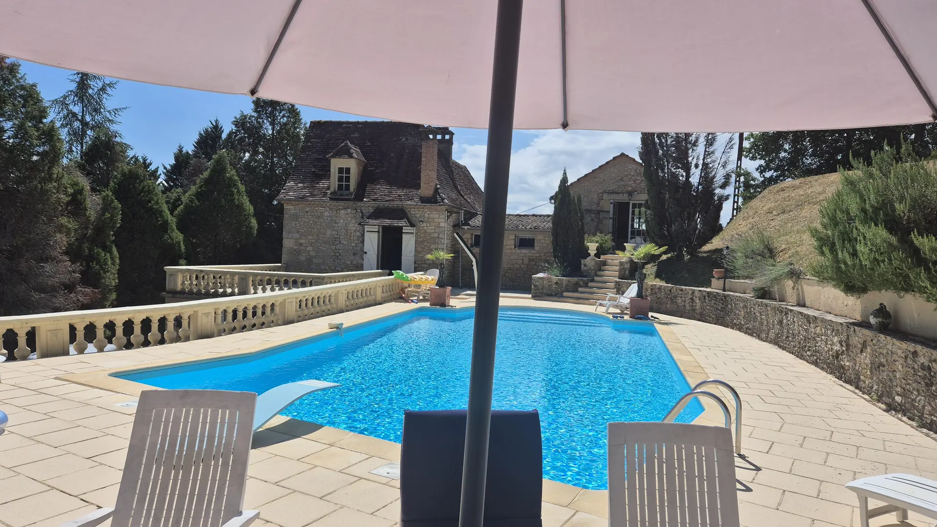 Conty avec piscine pruvée à côté de Sarlat_16