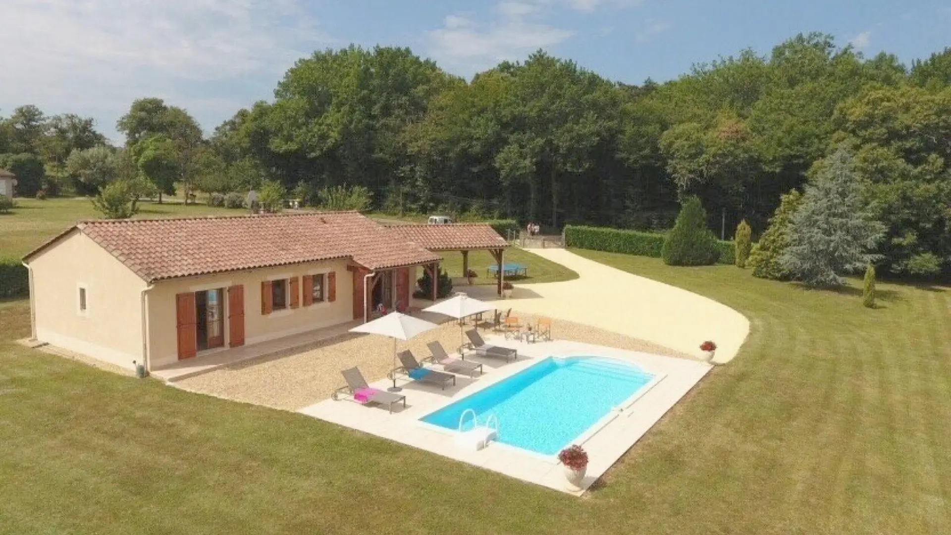 Chataigne avec sa piscine privée au nord de Sarlat_16