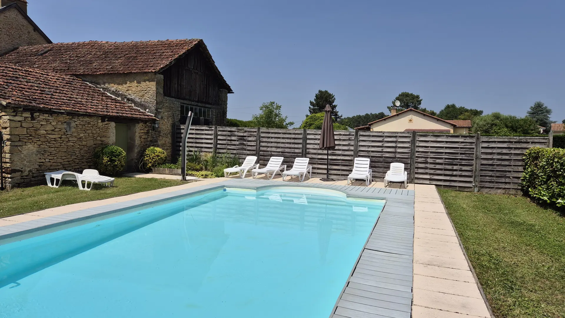 Gîte Les Glycines piscine privée_10