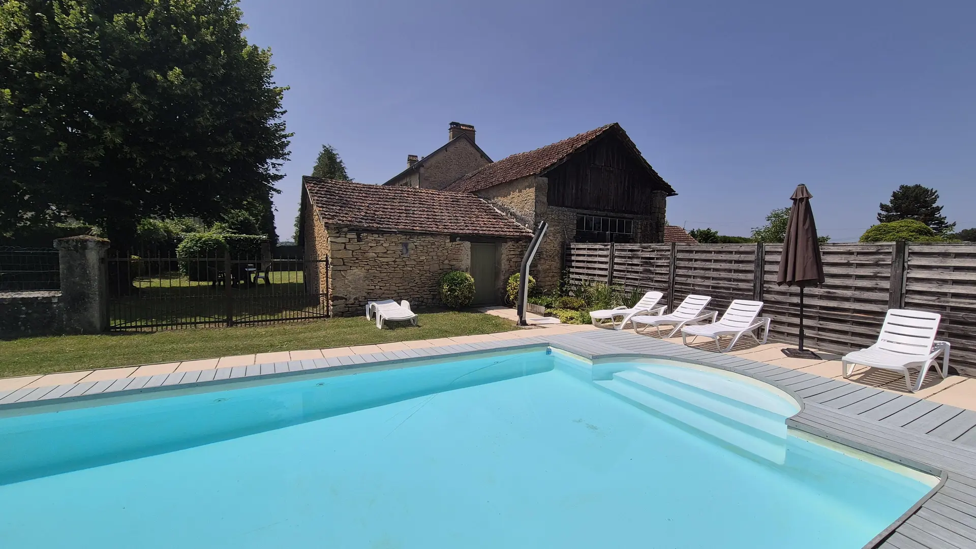 Gîte Les Glycines piscine privée_2