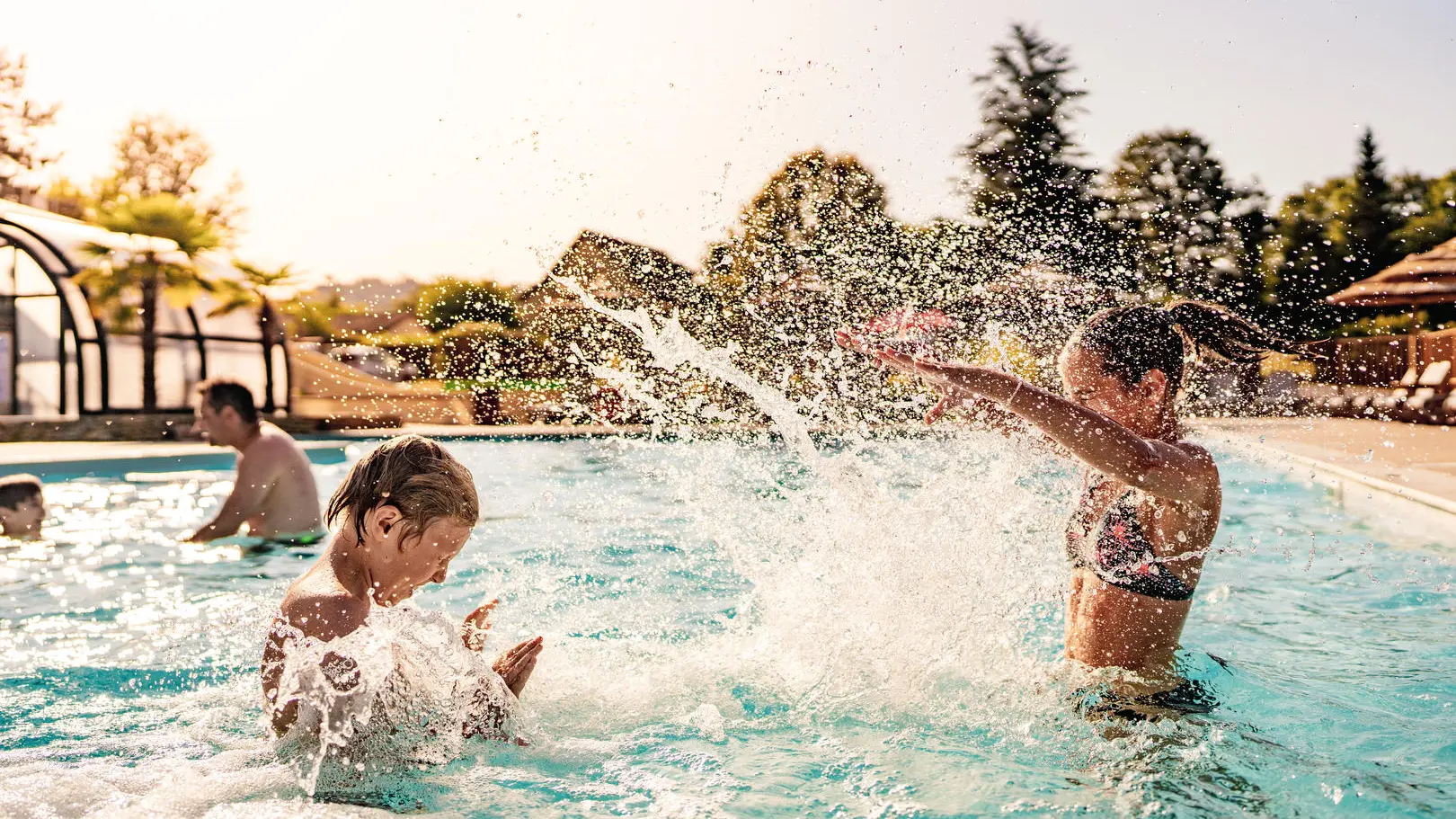 jouer-famille-grande-piscine