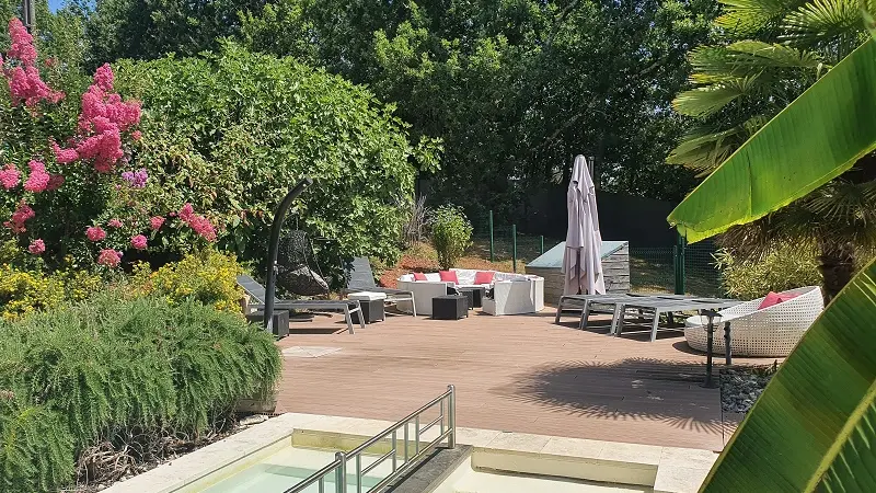 la terrasse donnant sur la piscine