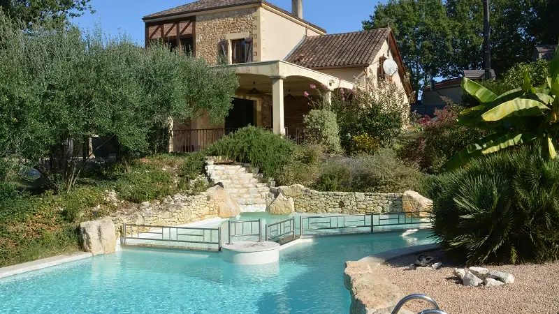 la maison et la piscine