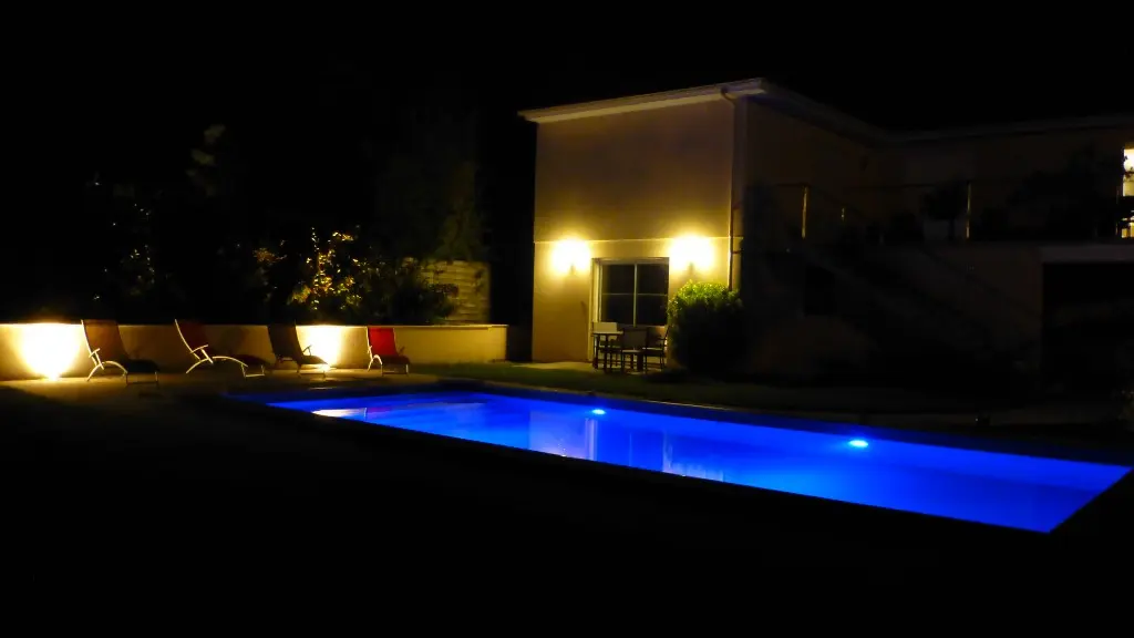 lalbizia_piscinebynight