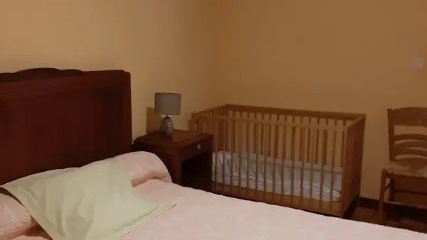 le grand lit et lit bébé
