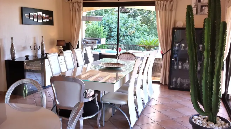 le séjour donnant sur la terrasse