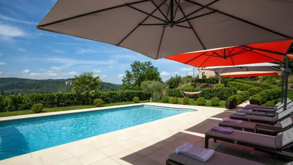 les-hauts-de-gageac-parasols-rouges