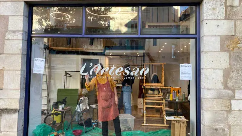 Azalide, Elisa Fave - peinture lettrage vitrine