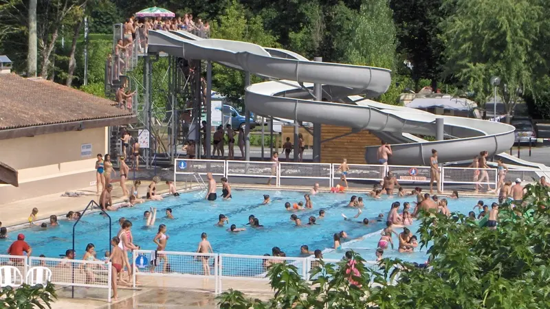 piscine avec toboggans aquatiques attenante au camping