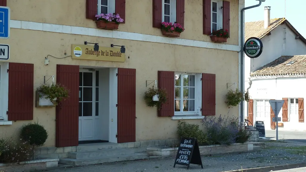 L'entrée du restaurant, situé au coeur du village