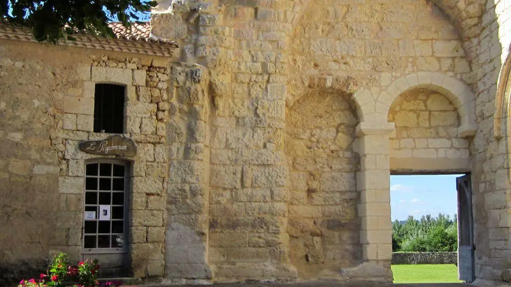 site de Sourzac entrée pigeonnier