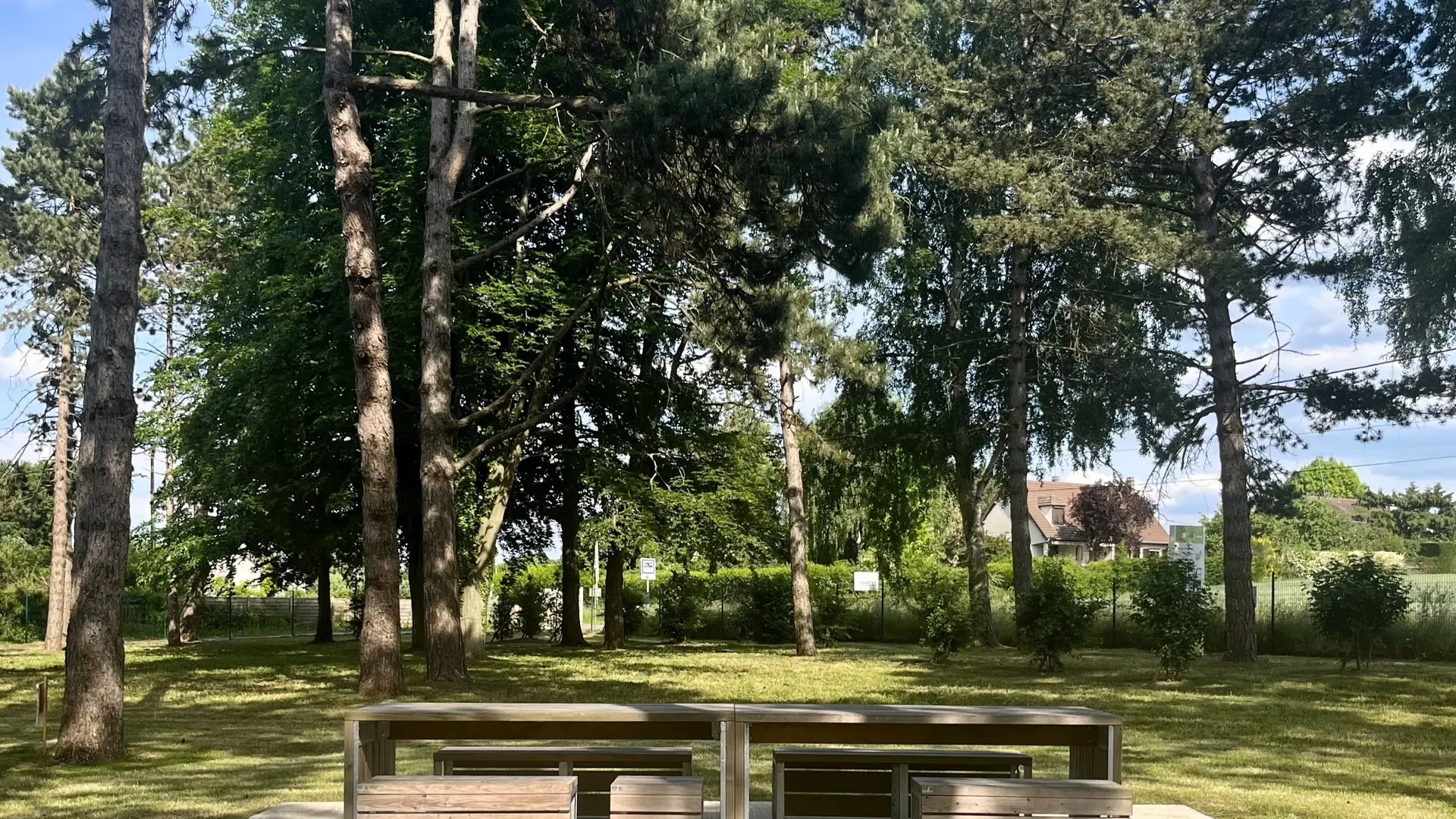 Aire de camping-cars banc