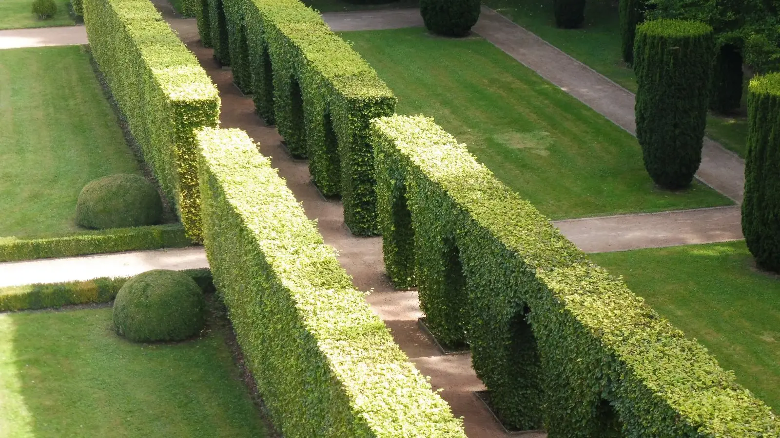 Chateau-Vascoeuil-jardin-a-la-Francaise-2