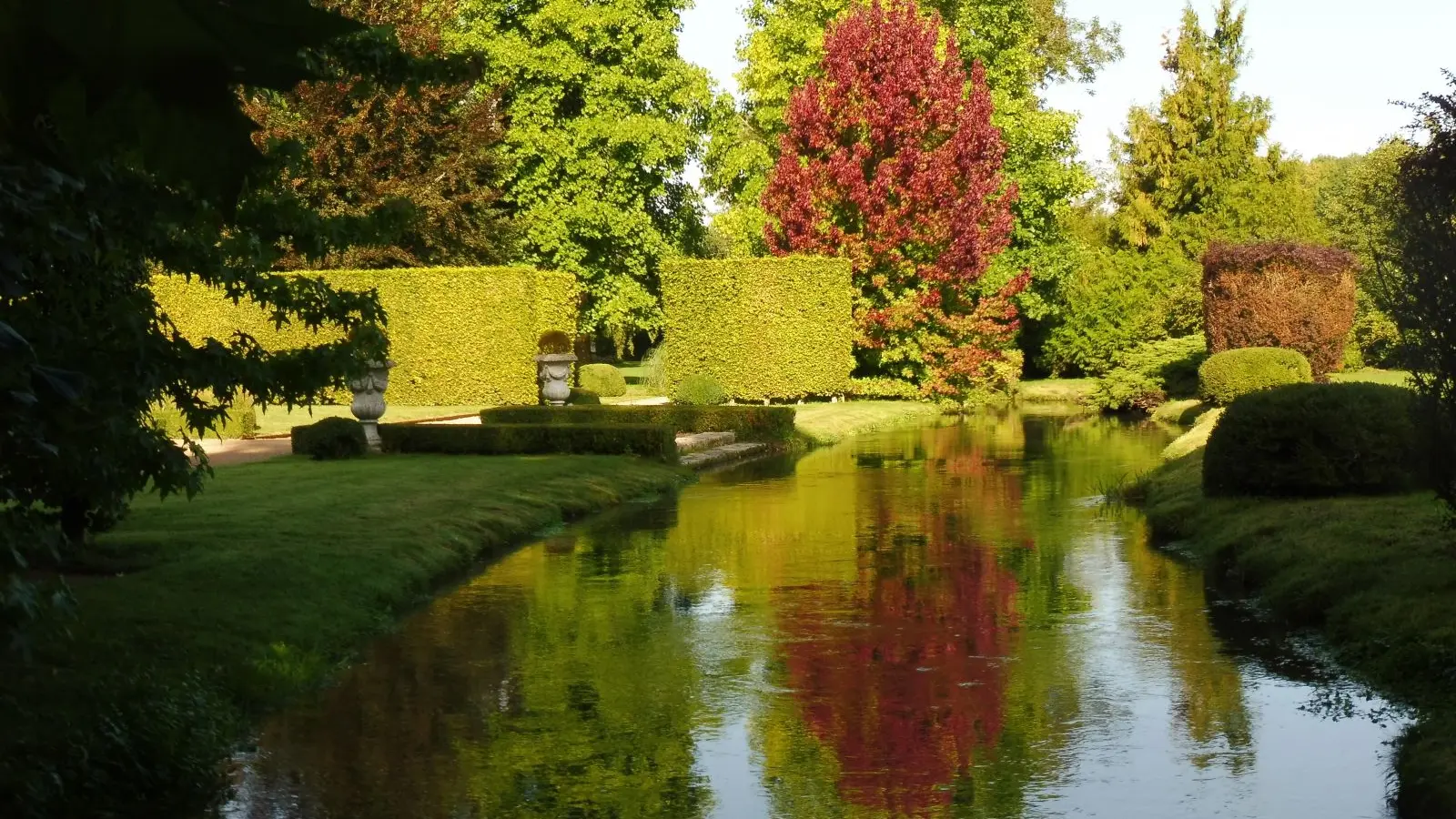 Chateau-de-Vascoeuil-bords-du-Crevon-a-l-automne