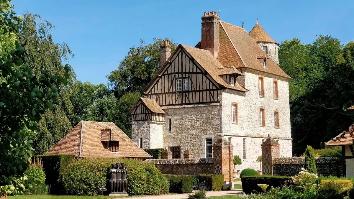 Chateau-de-Vascoeuil-cote-pignon-a-colombages